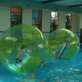 Wasserlaufbälle zum Mieten - ideal für Schwimmbadevents