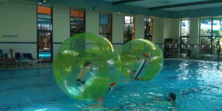 Wasserlaufbälle zum Mieten - ideal für Schwimmbadevents