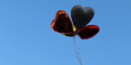 Mit Ballongas gefüllte Folienballons