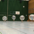 Bubble Soccer kann auch in der Turnhalle gespielt werden