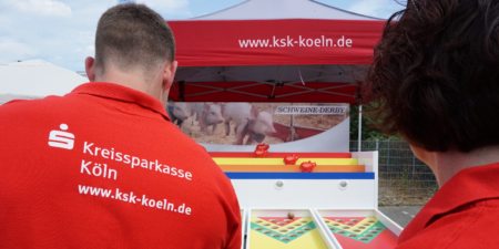 Pferdederby mieten mit Sparschweinen für Banken
