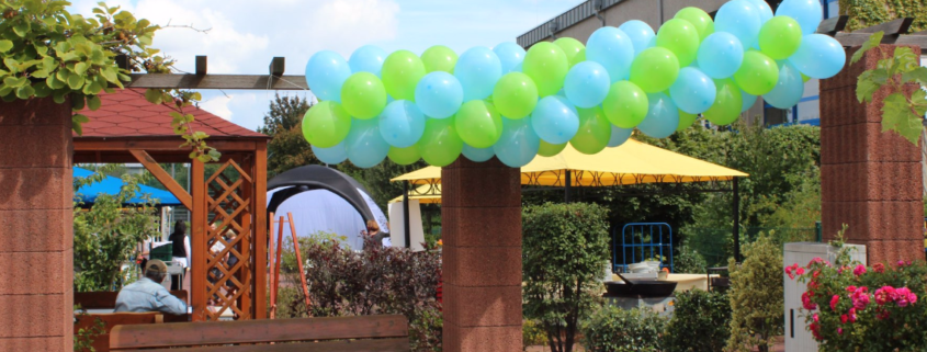 Fröhliche Ballondekoration für das Sommerfest