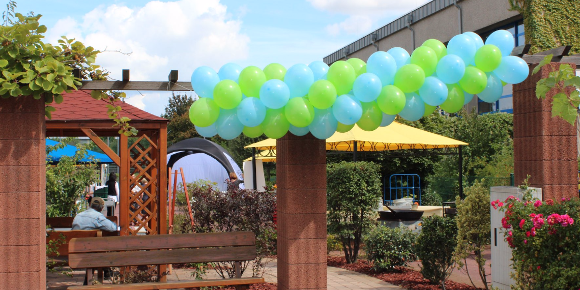 Fröhliche Ballondekoration für das Sommerfest