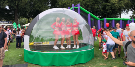 Foto Promotion mit begehbarer Fußballkugel