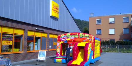 Schöne Hüpfburg für Kinder im Einsatz bei Netto