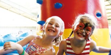 Glückliche Kinder auf der Hüpfburg Kletterleuchtturm von Crypton Event