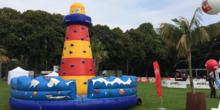 Hüpfburg Kletterleuchtturm beim 1. FC Köln im Einsatz