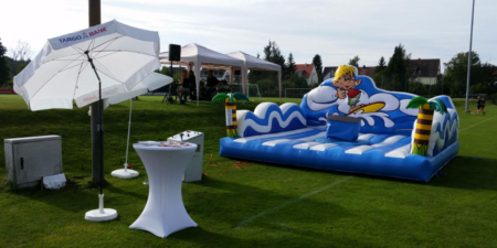 Der Surf Simulator bring Stimmung auf jede Beachparty