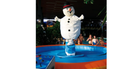 Der Schneemann surft auf unserem Surfsimulator