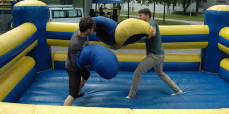 Teambuilding Event mit aufblasbarem Boxring zum Mieten