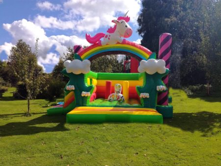 Wunderschöne Einhorn Hüpfburg zum Mieten